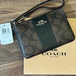 NWT Coach Wristlet Corner Zip